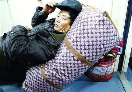 昨晚10时许，“油桶叔”靠在自制的“土卧铺”上休息。/晨报记者殷立勤