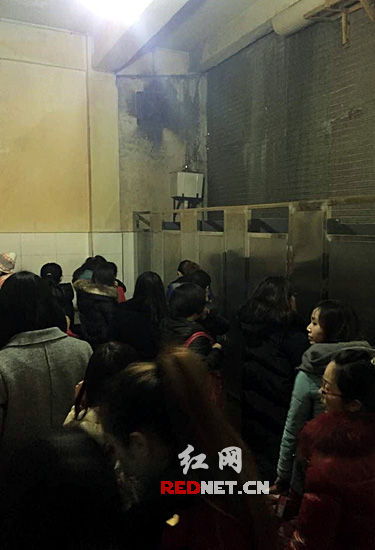 长沙汽车西站候车大厅公厕的女卫生间，挤满了内急等待解急的人。