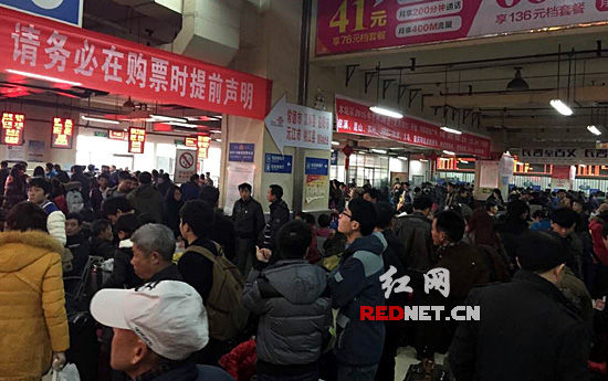 目前春运时期，长沙汽车西站来来往往乘客已经过万。