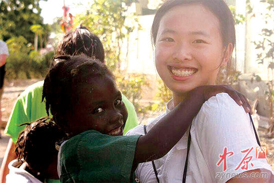 与海地孩子合影 吕涵笑 供图