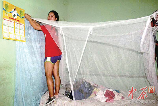 帮海地村民挂蚊帐