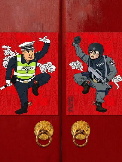 四位公安民警扬手抬足变身“门神”。