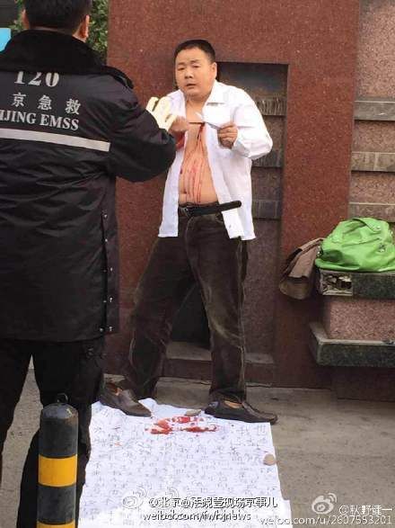 男子持刀自扎胸口