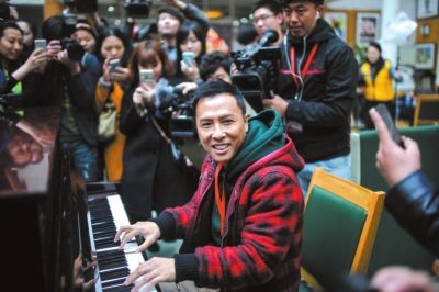 考试间隙，甄子丹秀琴技。京华时报记者王苡萱摄