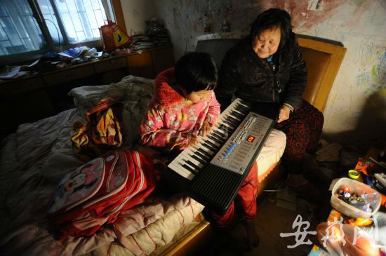 老人买不起衣服却满足孙女买琴愿望（图片来源：安徽网）