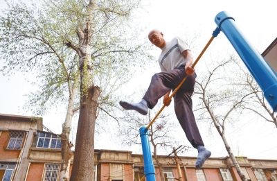 宫象巍正在“单腿跨立”翻单杠