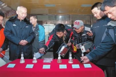 民警教快递公司代表识别毒品 新文化记者 蒋盛松 摄 