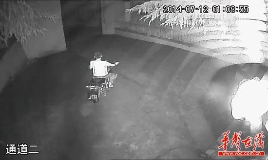 作案完后，犯罪嫌疑人换下女士睡衣逃离现场。监控截图 