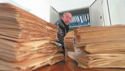 行医46年期间，他手写完成了全村1000多人的健康档案（图片来源：新文化报）