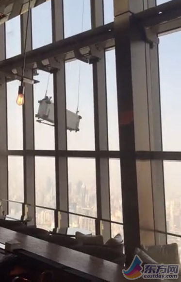 吊篮在高空中“荡秋千”