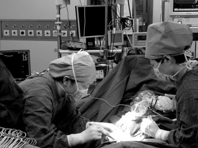 小陈在手术室里接受抢救。医院供图