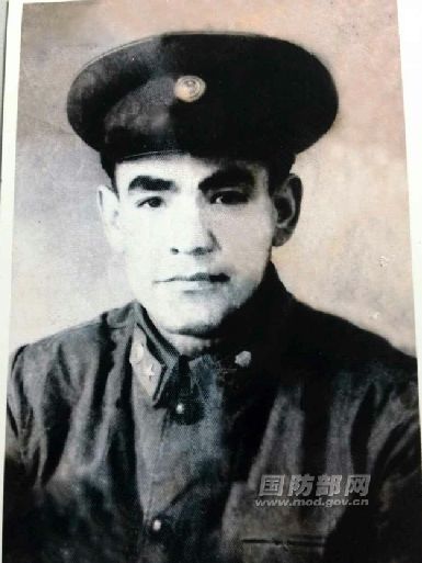 守墓维族老人当年的参军照