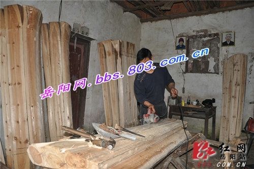 为了陪护老婆，熊永保只能呆在家里加工木材