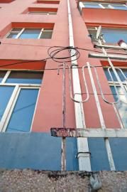 女孩当时失血很多，现场的栅栏上还能看见血迹 