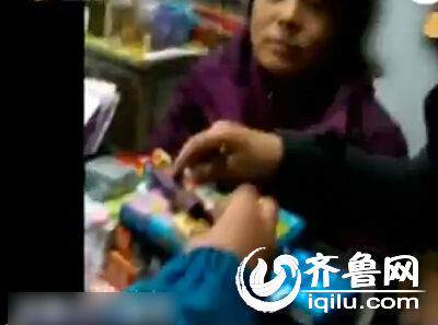 小学生在商店购买电子烟