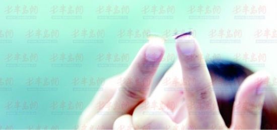 患者小王拿着美瞳，花费10多万元后，她终于重获光明