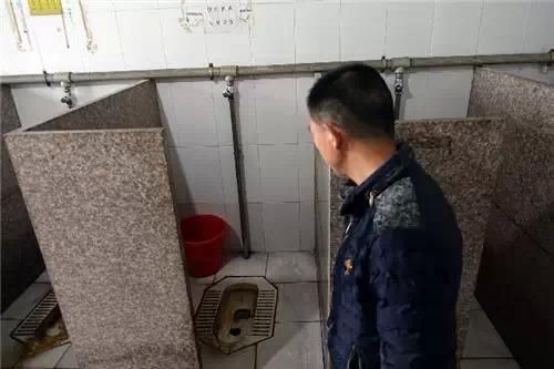 婴儿被遗弃的洗手间。