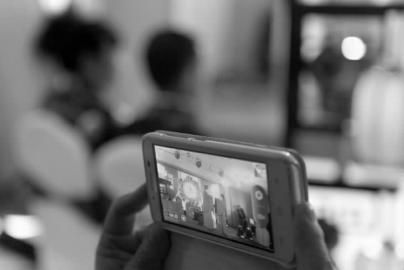 台下的父母注视着台上的新人 新文化记者 孙立国 摄 