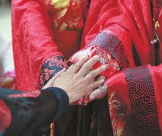 父亲将女儿的手交到女婿手中 新文化记者 孙立国 摄 