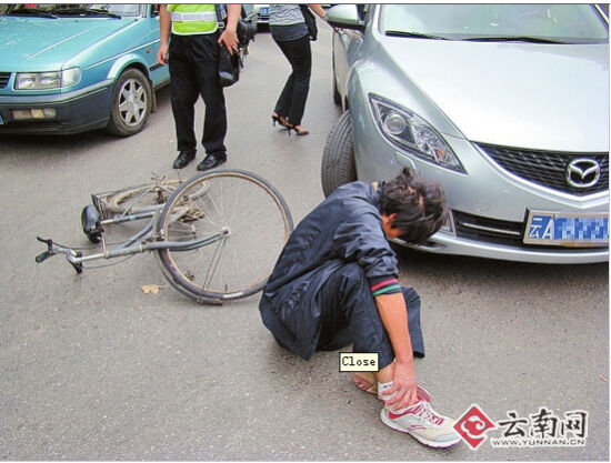 施某某每次碰瓷伤的都是右脚踝，老伤次次都没好。警方供图