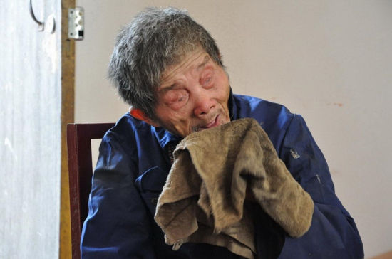 2015年4月15日,广西河池,一位佝偻腰身的老人和她双目失明的丈夫靠 