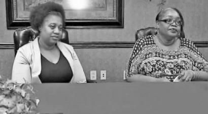 米切尔-克拉克（左）与生母芙朗辛戏剧般地重逢 