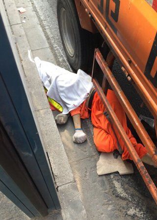 养路工公交站台作业中被撞身亡图