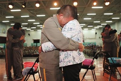 成人礼上，母子相拥。