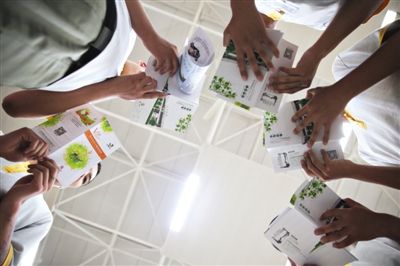 招聘会上，服刑人员手里拿着招聘资料，考虑自己的就业方向。