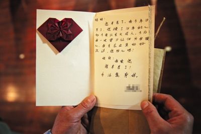一名服刑人员将献给妈妈的话写在卡片上。