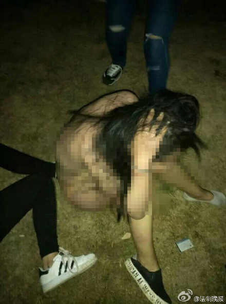 女大学生被扒光衣服