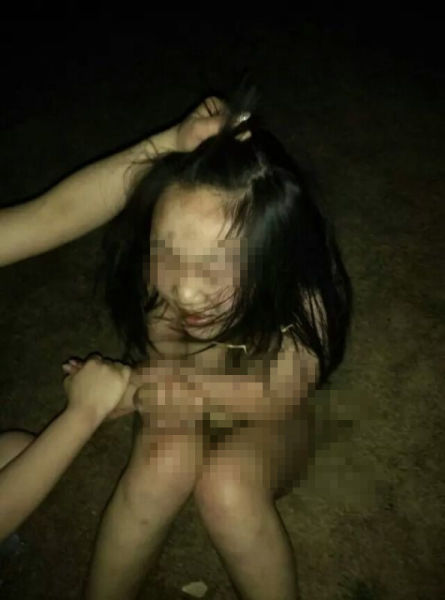 女大学生被殴打