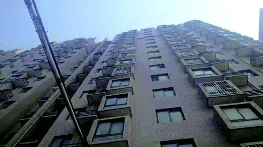 死者从15楼坠落在楼下的搅拌机上。