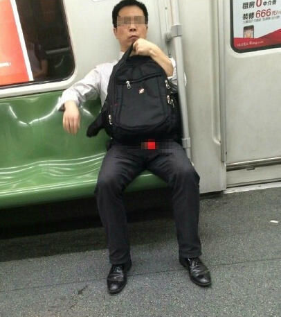 在地铁上的“射狼”