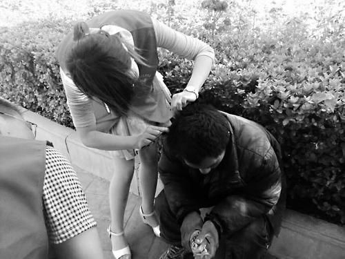 张燕正在给流浪汉理发