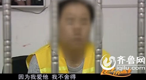 因怒生恨，王某最终举起家里的菜刀砍向了丈夫（视频截图）