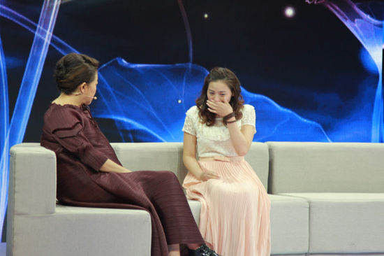 李晓霞（原名：王冬梅）现场讲述这些年寻找家人的经历。