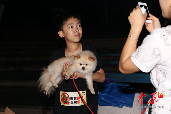 小学生也跟随妈妈参加了爱狗行动