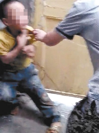 视频显示，该小学生遭到初中生暴力殴打。男童被撕扯、抽打。 视频截图