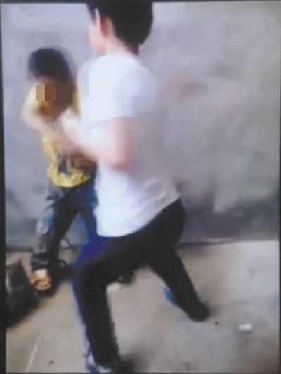 视频显示，该小学生遭到初中生暴力殴打。男童被撕扯、抽打。 视频截图
