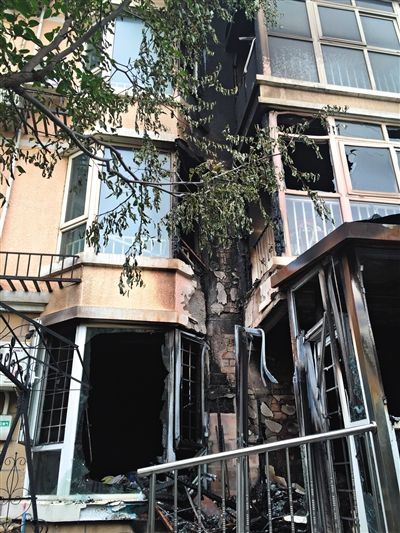 昌平区小汤山北京太阳城小区火灾现场。前日凌晨，该小区69号楼一层起火，导致6层一对60多岁的夫妻吸入一氧化碳中毒身亡。新京报记者 左燕燕 摄