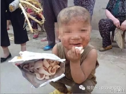 好心人给孩子拿来食物