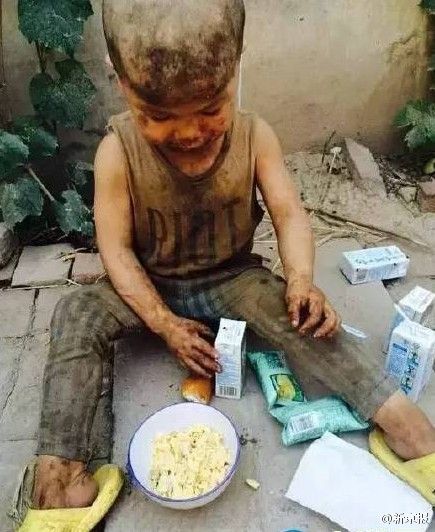 好心人给孩子拿来食物