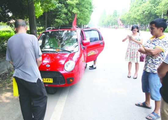 死者家属（右一）与罗全盛（左一）在一起