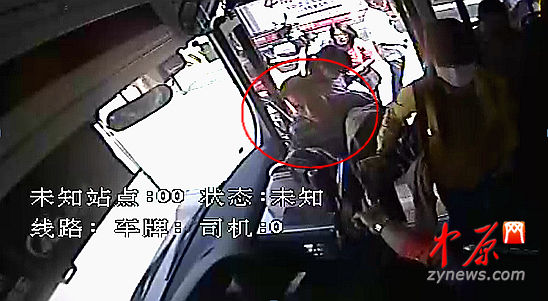 男子被喝斥后，脸上显示出惊恐的表情