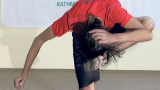 　尼泊尔小伙普斯卡尔·内帕尔一分钟用脚踢头134次，刷新了吉尼斯世界纪录。（图自：odditycentral.com） 