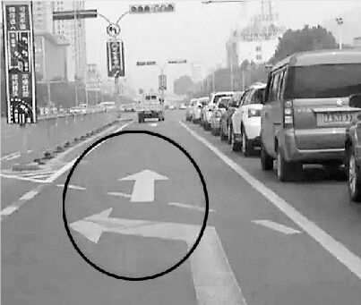 济南经十(西向东)纬十二路口，有网友表示被道路标线误导