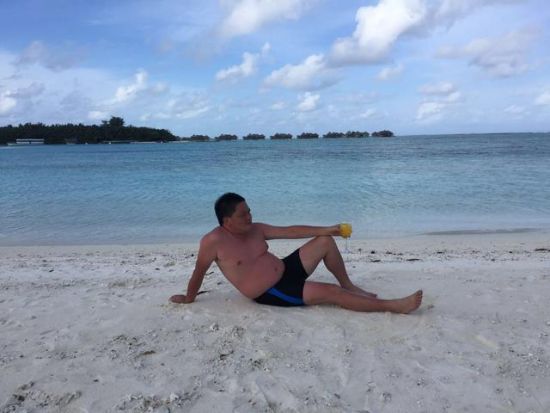 ▲近日，躺在马尔代夫沙滩上的何利平 图 |受访者提供