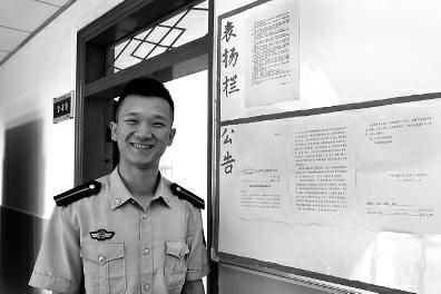 持刀男子被武警学员制服后在其怀中睡着 图 手机新浪网