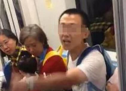 上海地铁“吐痰男”